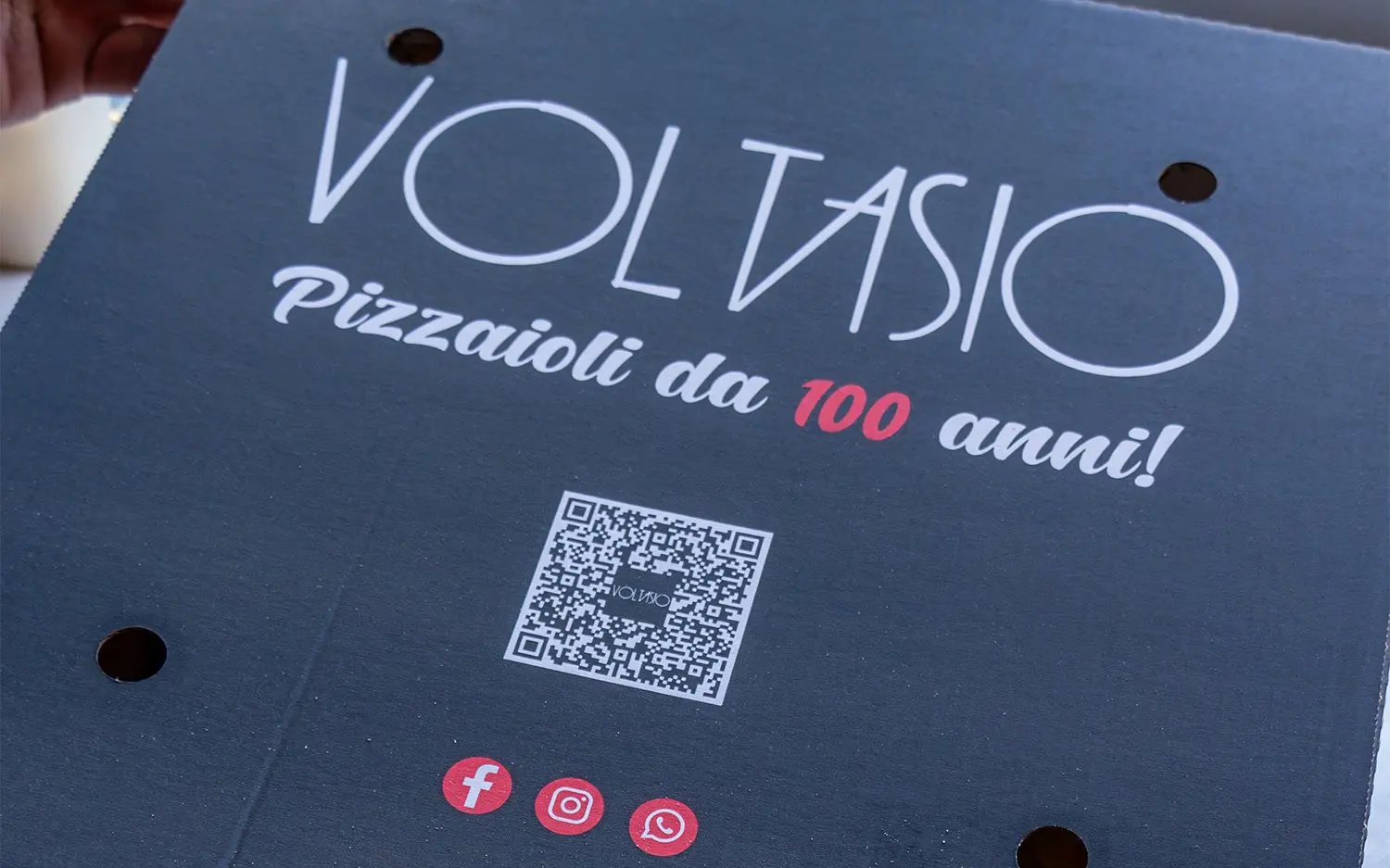 Il cartone della pizza Voltasio: «Pizzaioli da 100 anni!»