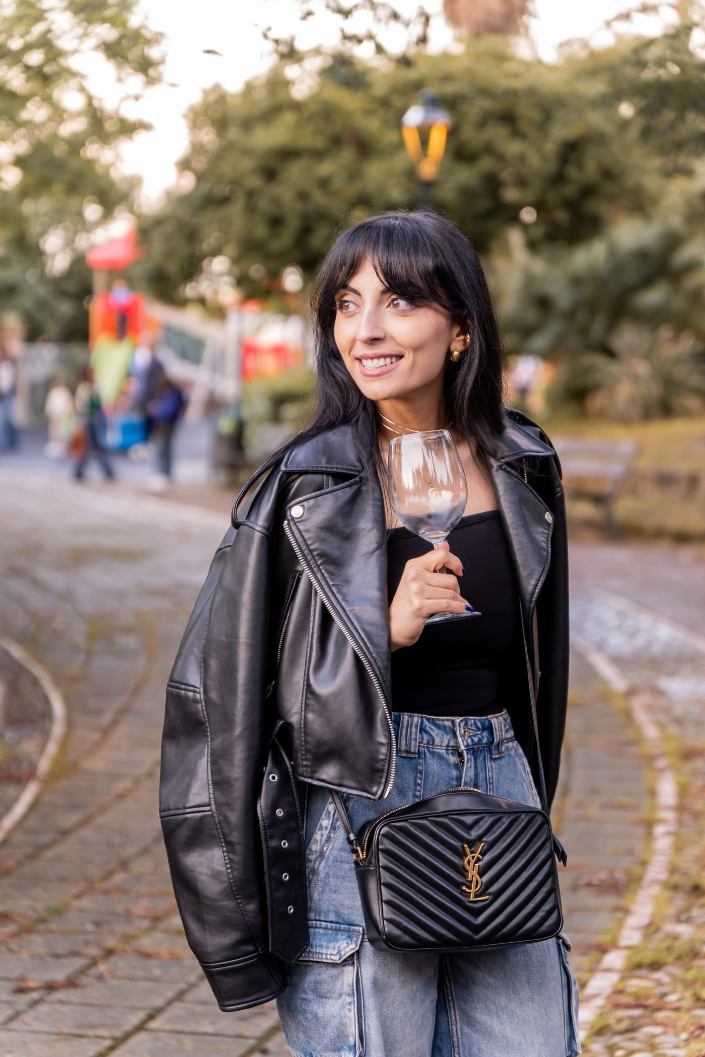 Ospite del festival con un calice di vino tra le vie della città